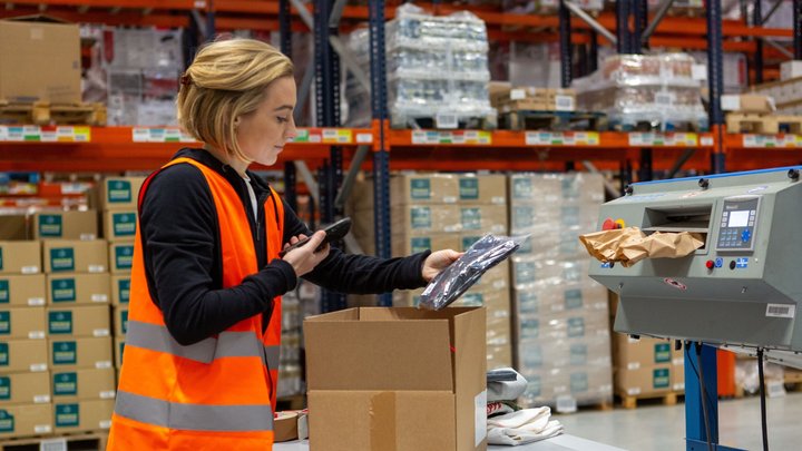 Daphne scanning parcel