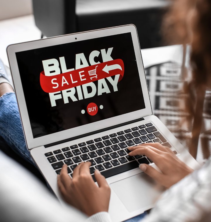 Pubblicità dei saldi del Black Friday su un computer portatile