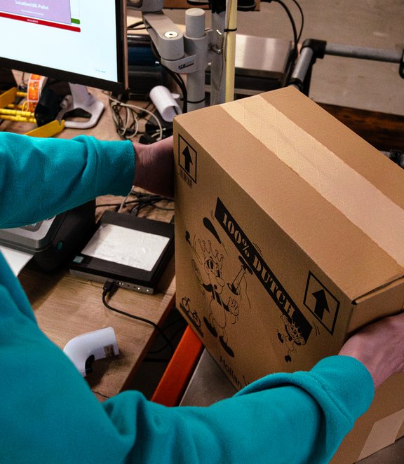 Holland bikeshop man holding package