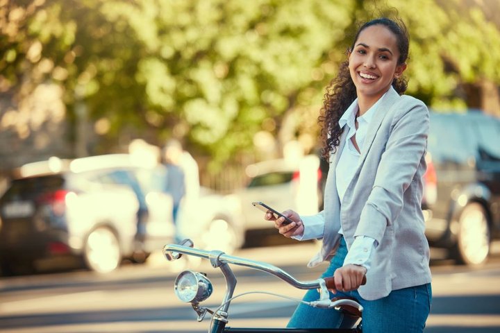 Frau auf Fahrrad
