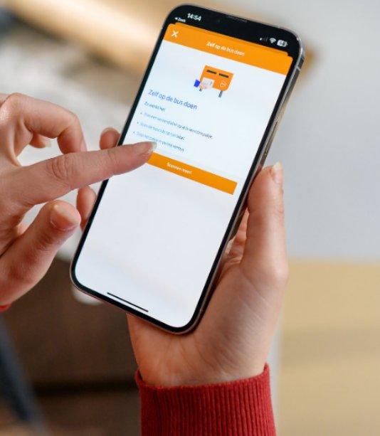 Person tracking a package on the PostNL App