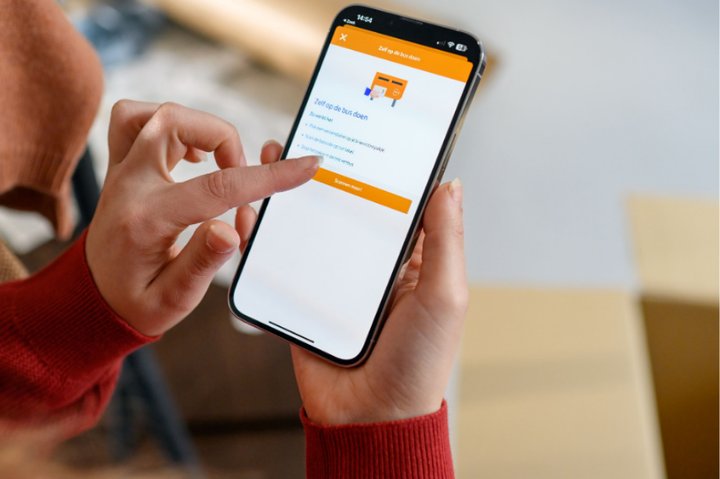 Person tracking a package on the PostNL App