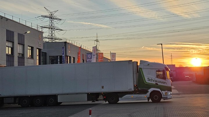 Fulfillment-Center in Pulheim mit Lkw auf dem Betriebsgelände.