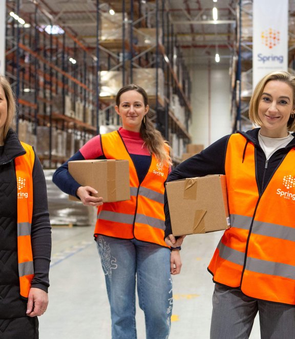 Spring GDS‑collega’s met pakketten in één van onze distributiecentra.