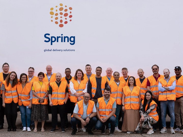 Spring GDS collega's op een foto in veiligheidshesjes