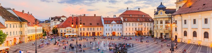 Widok na malowniczą starówkę w Sibiu, w Rumunii.