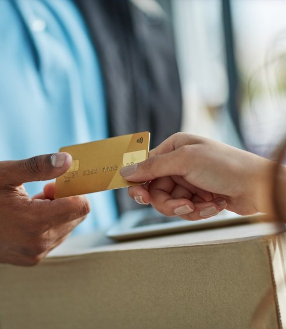 Klient płaci za przesyłkę za pobraniem.